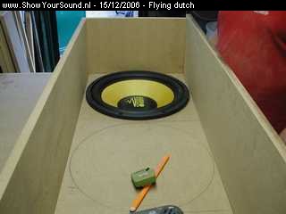 showyoursound.nl - De beukbus van Audio-system - flying dutch - SyS_2006_12_15_16_19_31.jpg - de bandpasskist met al 1 sub